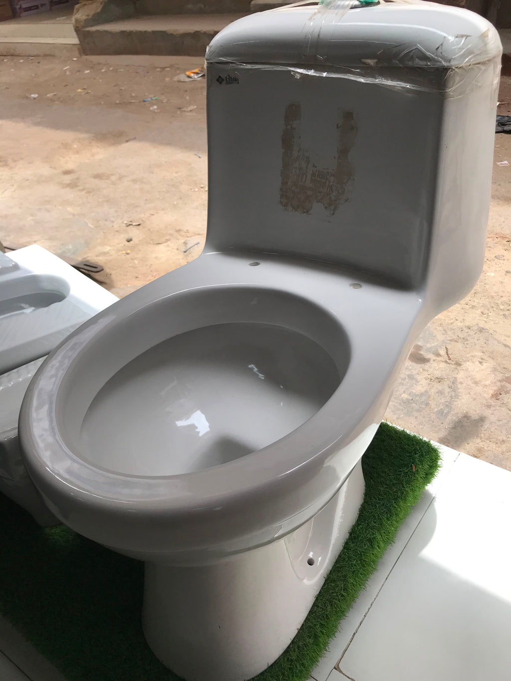 Commode With Hydrolic seat cover
